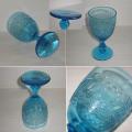 Ancien verre a pied en verre bleu a