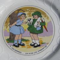 Ancienne assiette a dessert decor d enfants dv sarreguemines intitulee 4 ces hommes un rien les embarasse 3