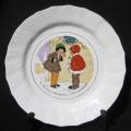 Ancienne assiette à dessert décor d'enfants DV Sarreguemines intitulée 8 - POUR QU'ÇA PORTE BONHEUR...Y FAUT S'EMBRASSER !!